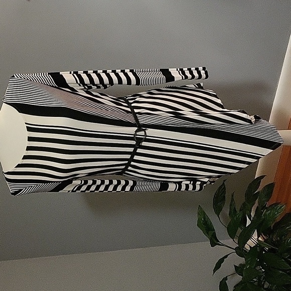 Cyrus Black/White Striped Rayon/Spandex Dress with Asymetrical Hem Size M - Picture 9 of 9
